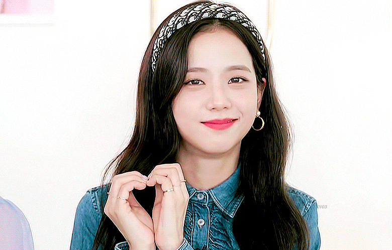 Jisoo from Blackpink with a white background, link to main page